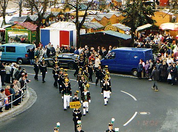 Die Bergparade marschiert in Richtung Rathaus