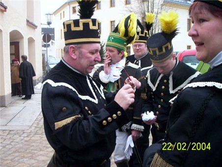 Sammeln vor der Kirche