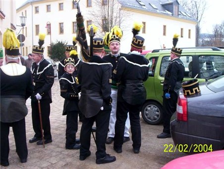 Sammeln vor der Kirche