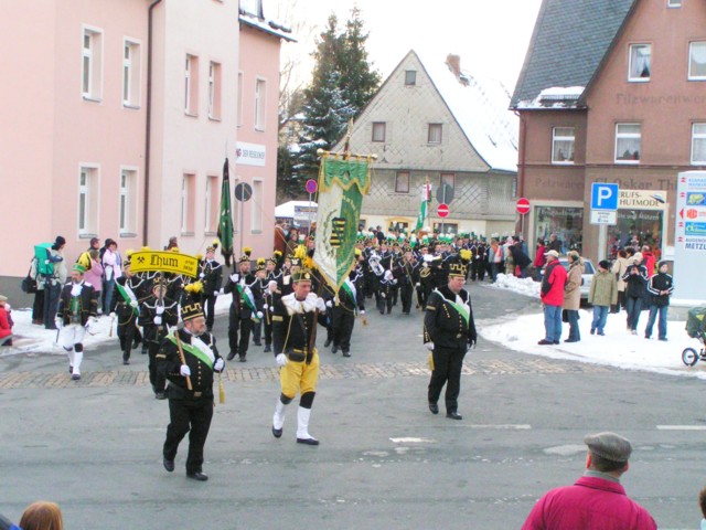 Die Bergparade kreuzt die B 95 (Bahnhofstrasse/Färbergasse)