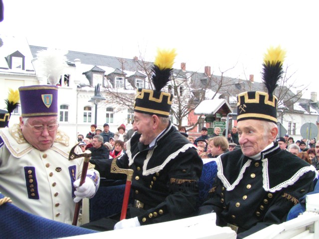 Die "Ältesten" der Parade besteigen die Kutsche