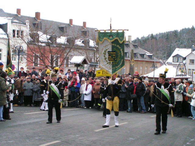 Mitglieder der Bergbrüderschaft mit der Standarte (Verbandsfahne) des Landesverbandes