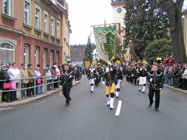 Bergbrüder der Bergbrüderschaft mit Standarte des Landesverbandes